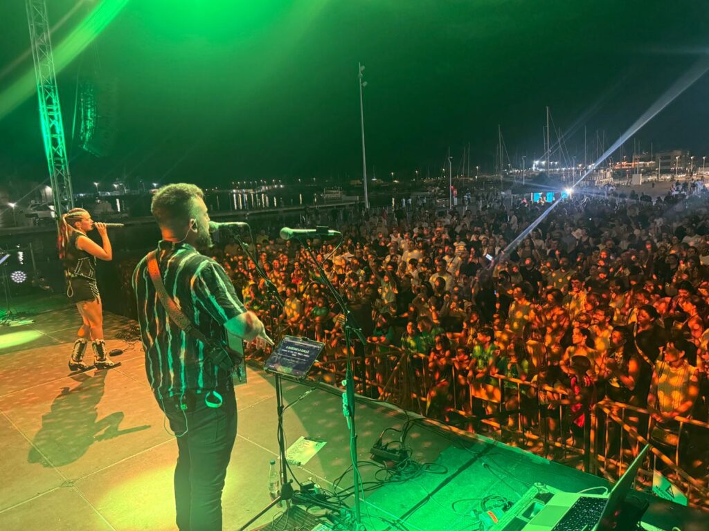 Multitud de personas vibran al son de “La potra salvaje” en el concierto estrella de las Fiestas de Sant Pere – foto 1