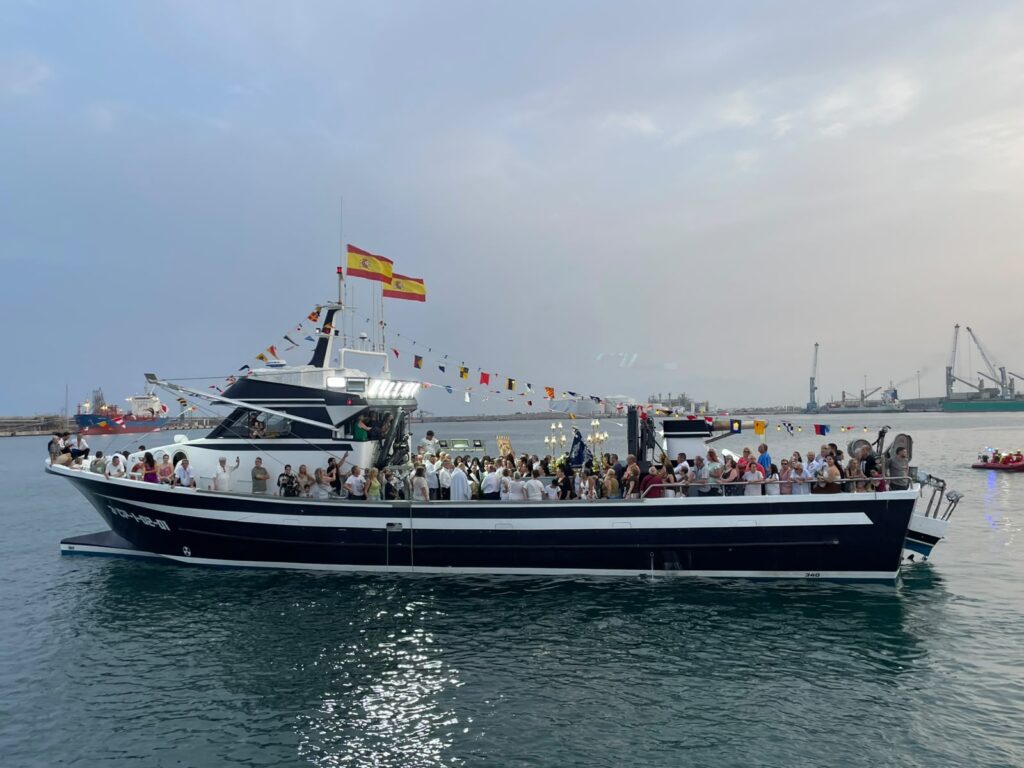 El Grao de Castellón homenajea a la Virgen del Carmen con una misa y la tradicional procesión marinera