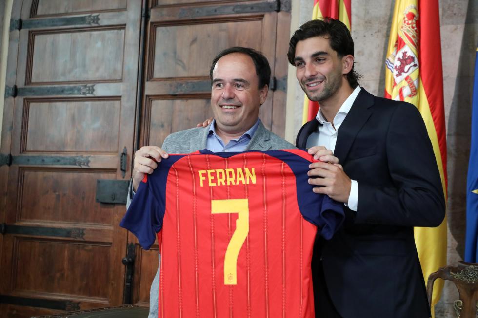 Pérez Llorca resalta la generosidad, el esfuerzo y el orgullo de pertenencia a un pueblo de Ferran Torres, nuevo embajador de la Comunitat Valenciana