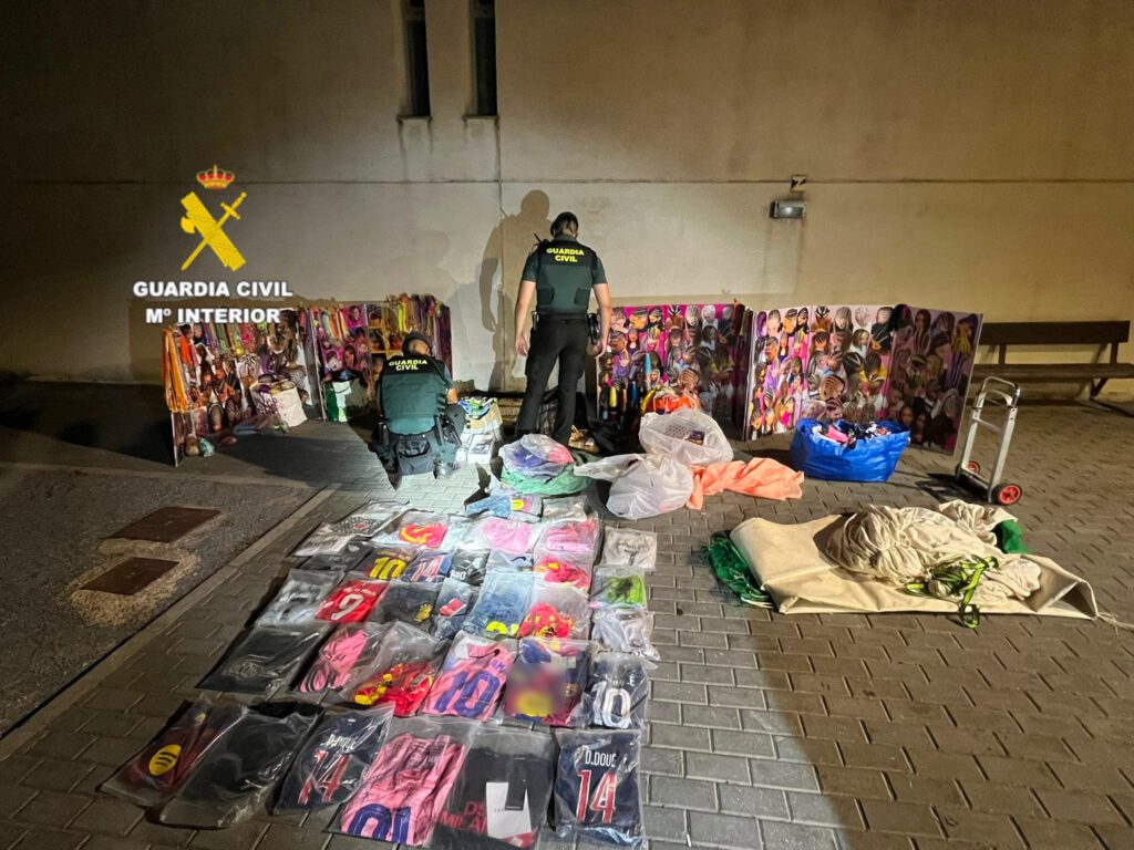 La Guardia Civil interviene cerca de 700 artículos en varios dispositivos contra la venta ambulante ilegal en Oropesa del Mar y Peñíscola