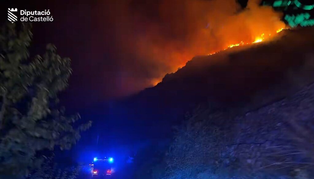 Tres incendios activos toda la noche en la provincia