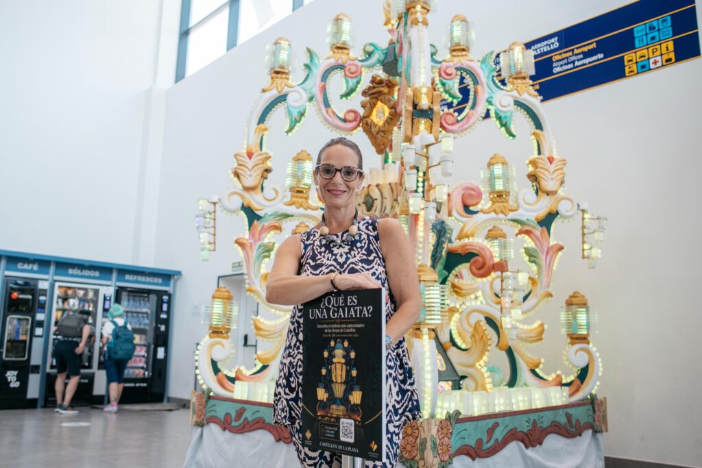 Castellón instala una Gaiata en el Aeropuerto de Castellón para promocionar las Fiestas de la Magdalena y su atractivo turístico internacional