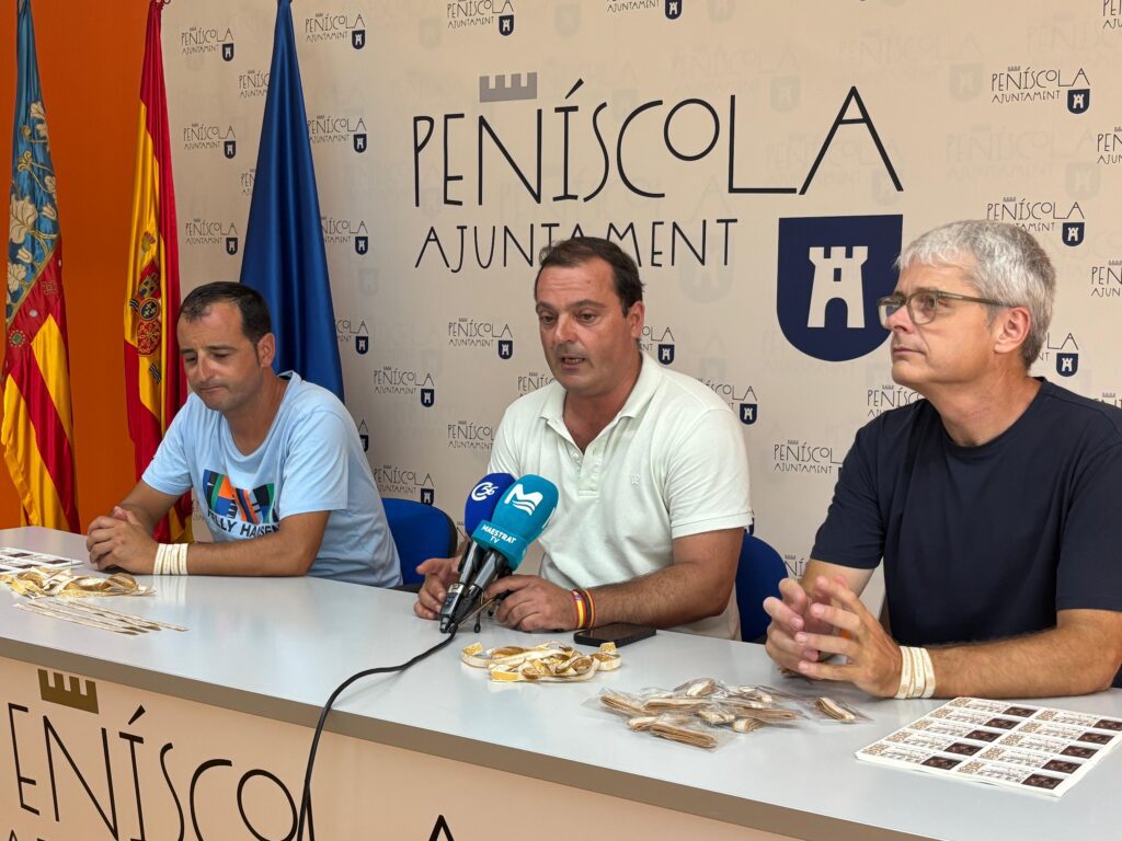 Las danzas de Peñíscola venden pulseras con mensaje para colaborar con el futuro museo de los festejos