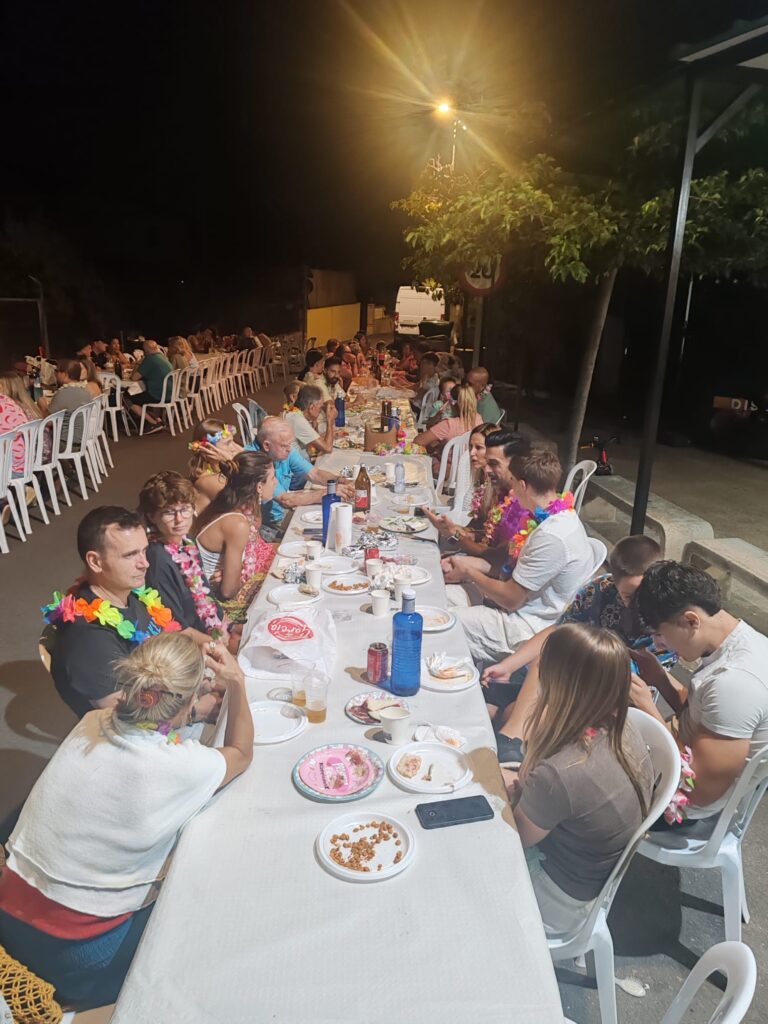 «Tardeo» festivo en la AAVV de Los Ángeles con motivo de sus fiestas – foto 15