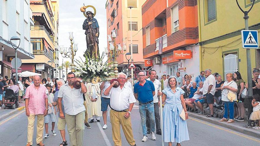 Moncofa ya disfruta de unas completas y diversas fiestas por Sant Roc