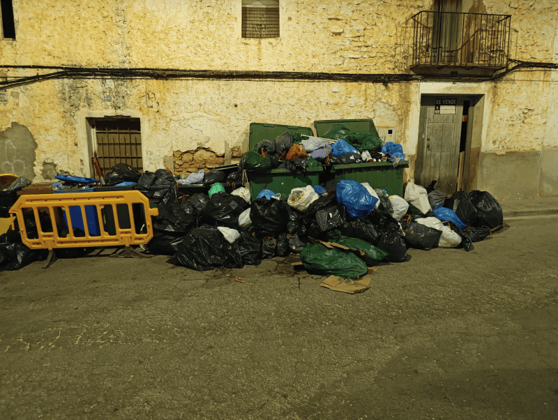 El PP de Benlloc denuncia el “caos” del sistema de recogida de basura puerta a puerta durante las fiestas y exige soluciones ante las quejas vecinales