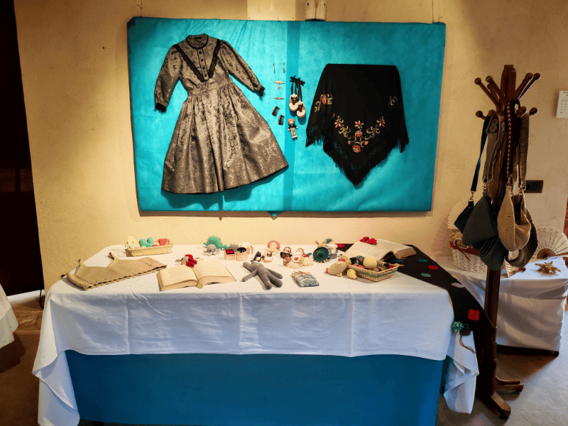 La Asociación de Mujeres Maestrat de Benassal inaugura la exposición ‘Treballs fets a mà’