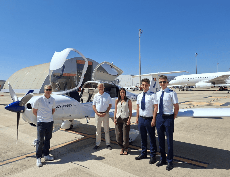 El aeropuerto de Castellón cierra un acuerdo con la escuela de pilotaje belga Skywings para la puesta en marcha de un centro de formación