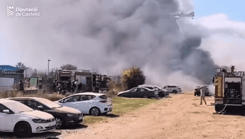 34 vehículos afectados por un incendio en cadena en Peñíscola