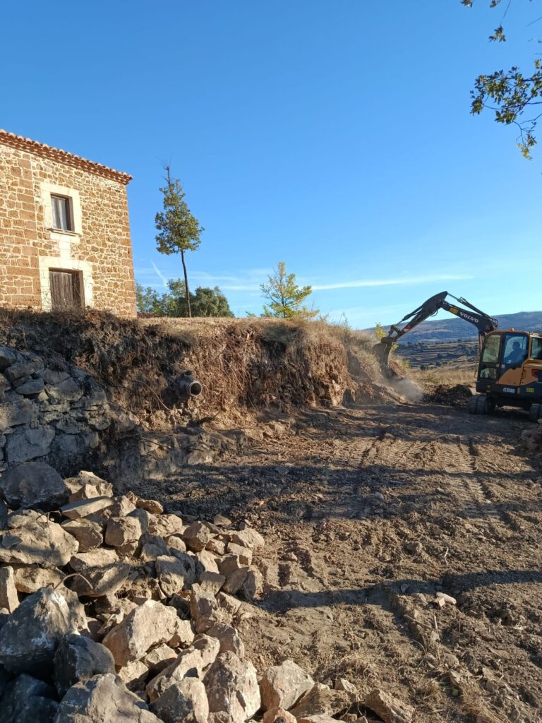 Benassal inicia la reparación del muro del camino de Sant Roc, dañado por la DANA