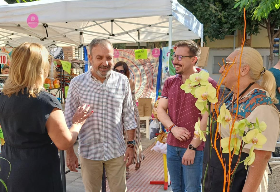 La plaza Forn del Pla acoge un mercadillo organizado por la Asociación Comercios del Raval