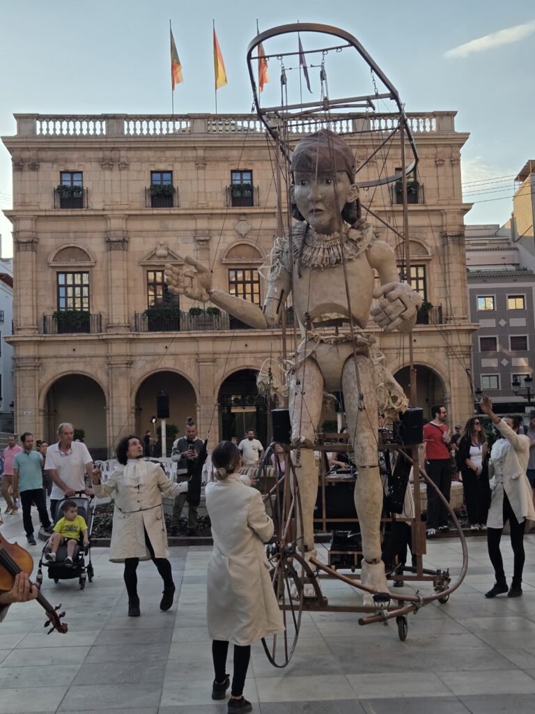 El POT arranca con una maratón de circo, danza y clowns por las calles de Castellón – foto 4