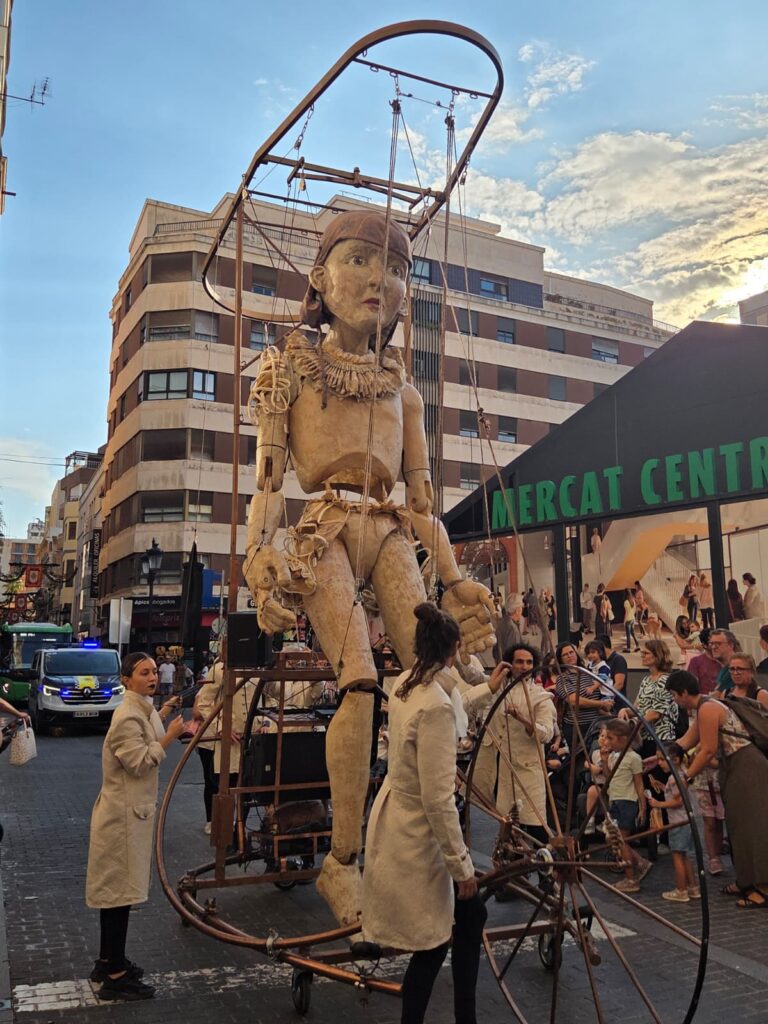El POT arranca con una maratón de circo, danza y clowns por las calles de Castellón – foto 1