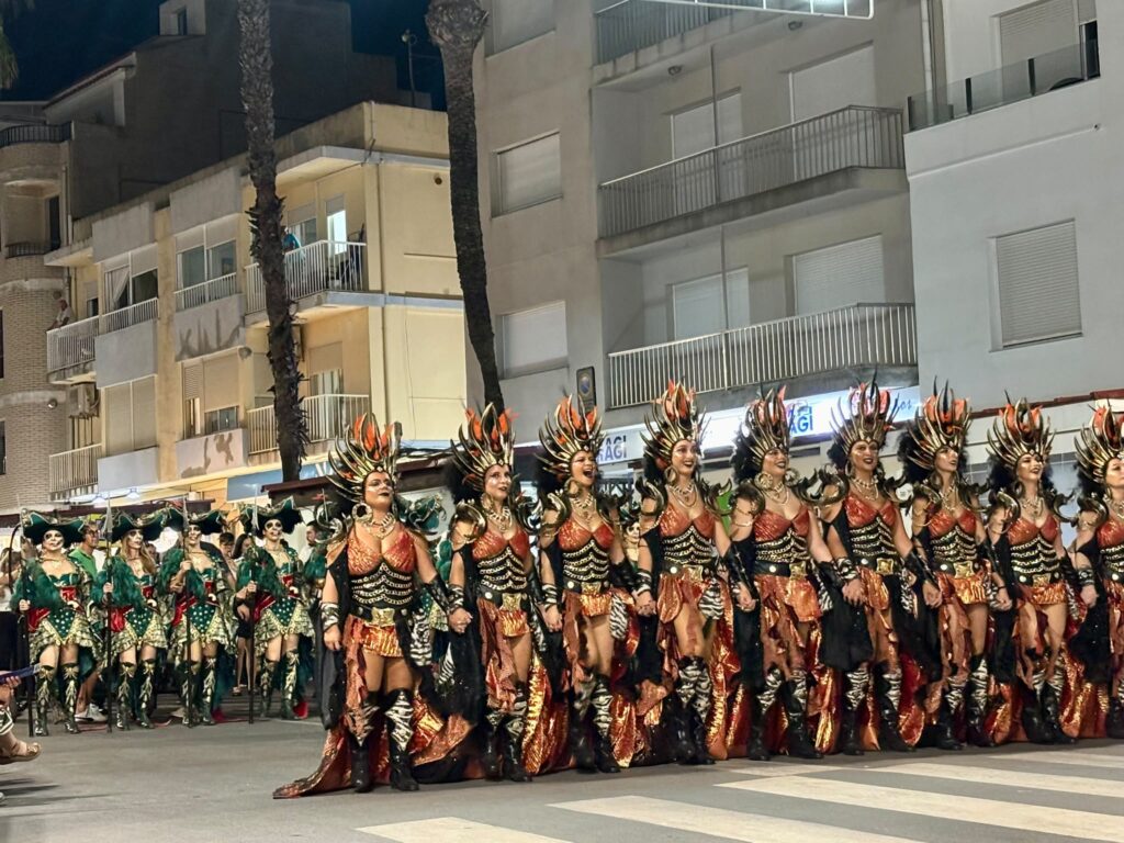Peñíscola acoge los majestuosos desfiles de las escuadras de Moros y Cristianos durante el fin de semana ante la mirada de miles de espectadores – foto 2