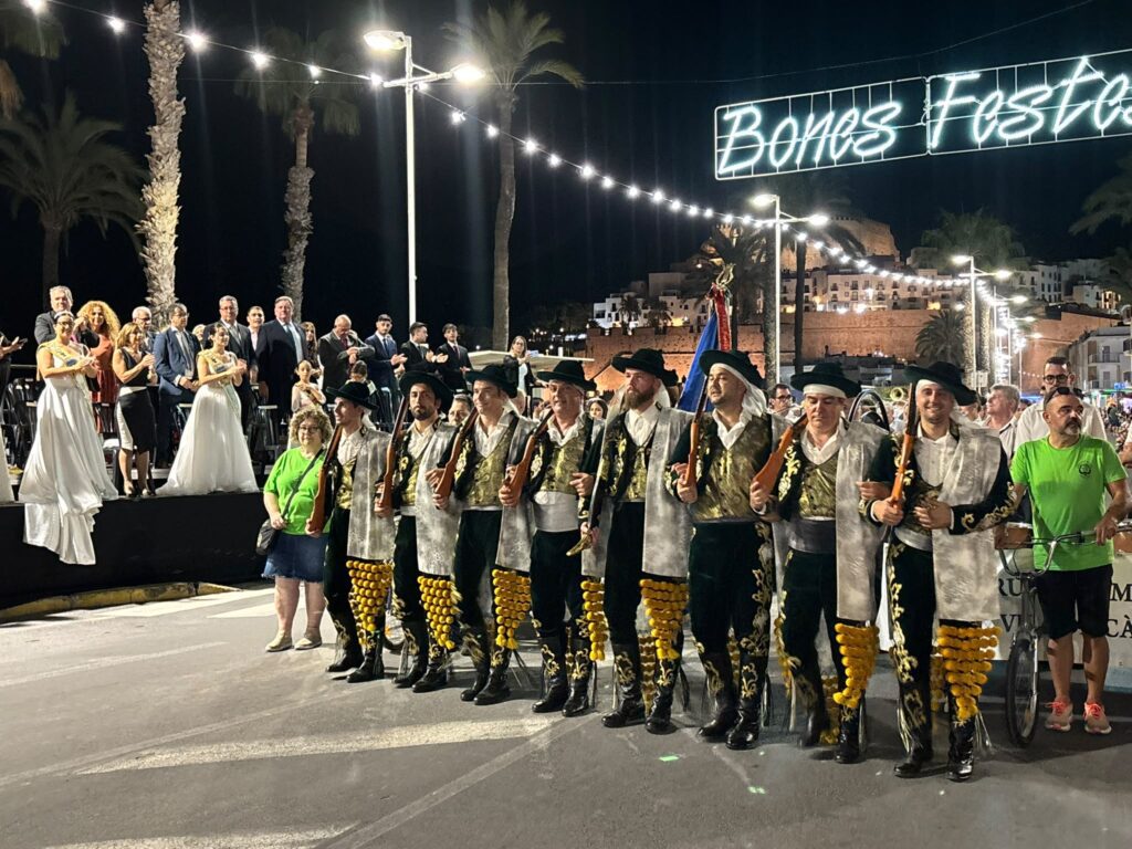 Peñíscola acoge los majestuosos desfiles de las escuadras de Moros y Cristianos durante el fin de semana ante la mirada de miles de espectadores – foto 1