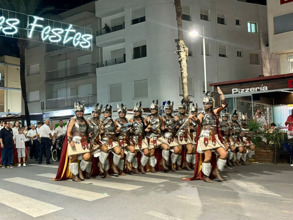 Peñíscola acoge los majestuosos desfiles de las escuadras de Moros y Cristianos durante el fin de semana ante la mirada de miles de espectadores – foto 3