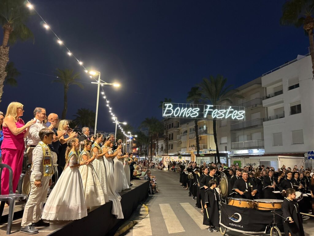 Peñíscola acoge los majestuosos desfiles de las escuadras de Moros y Cristianos durante el fin de semana ante la mirada de miles de espectadores – foto 4