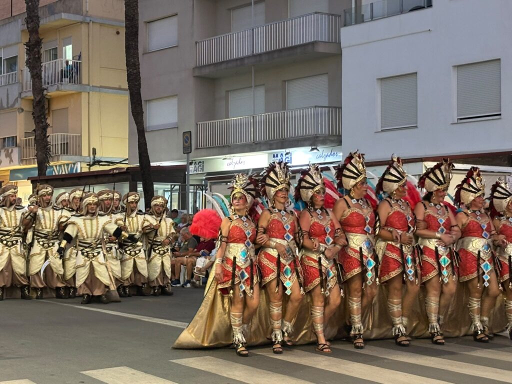 Peñíscola acoge los majestuosos desfiles de las escuadras de Moros y Cristianos durante el fin de semana ante la mirada de miles de espectadores – foto 6
