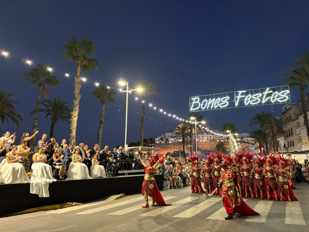 Peñíscola acoge los majestuosos desfiles de las escuadras de Moros y Cristianos durante el fin de semana ante la mirada de miles de espectadores – foto 5