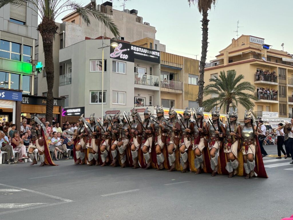 Peñíscola acoge los majestuosos desfiles de las escuadras de Moros y Cristianos durante el fin de semana ante la mirada de miles de espectadores – foto 8