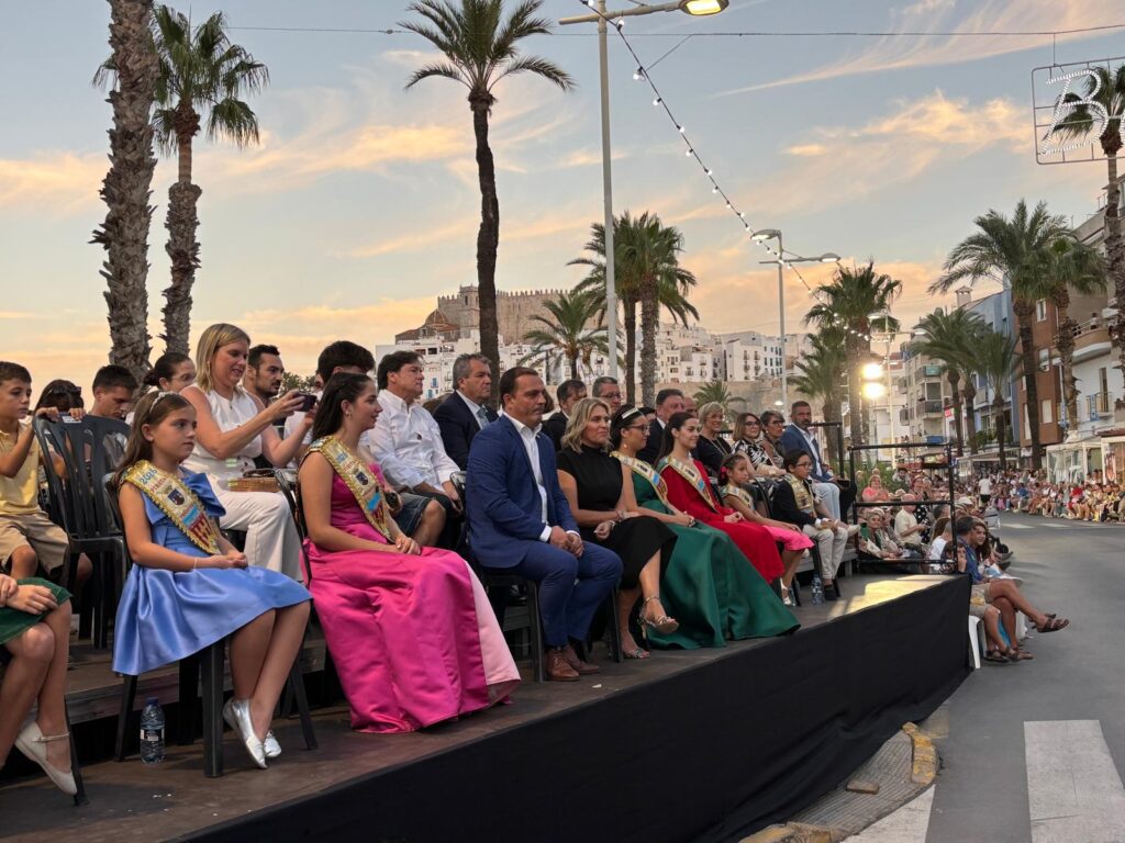 Peñíscola acoge los majestuosos desfiles de las escuadras de Moros y Cristianos durante el fin de semana ante la mirada de miles de espectadores – foto 7