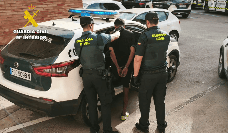 La Guardia Civil ha detenido a una persona por varios robos en establecimientos de la localidad de Benicarló