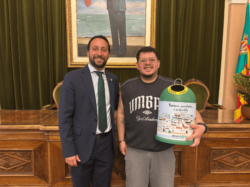 Marion Severino y Dylan Montaño son los ganadores del sorteo del «Movimiento Banderas Verdes» de Ecovidrio en colaboración con el Ayuntamiento de Castellón