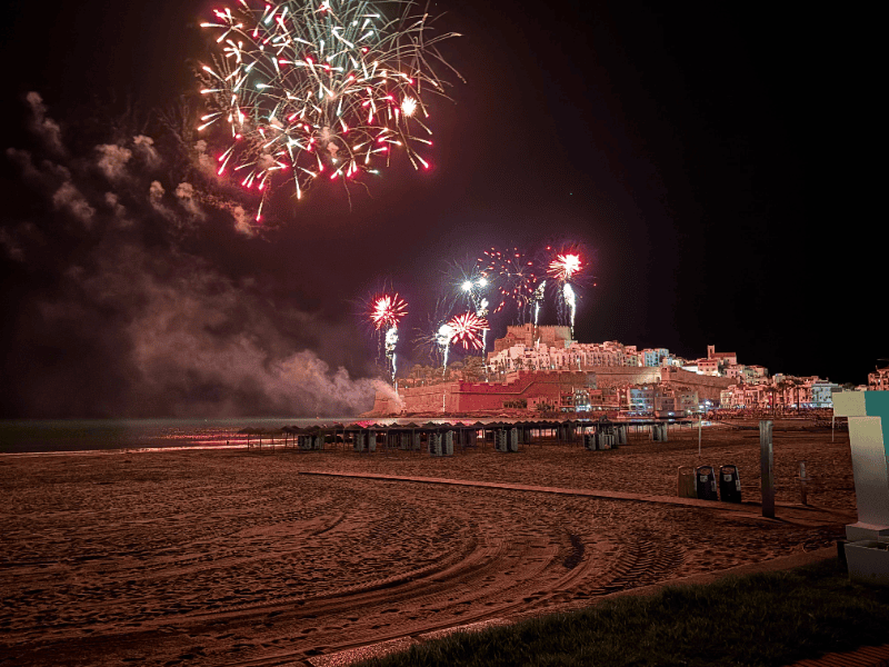 Peñíscola tiñe su cielo de color y pólvora con los «Focs a la Mar» de sus Fiestas Patronales