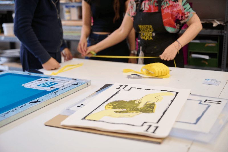 Una exposición en el Auditori de Castelló revisa los naipes desde el grabado contemporáneo