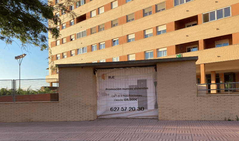 El PSPV exige a Carrasco que aclare los permisos para convertir bajos comerciales en mini viviendas en un edificio de la calle Río Danubio