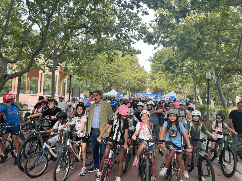 Cerca de 300 escolares llenan de bicicletas el Parque Ribalta bajo el lema “300 missatges, una ciutat que es mou”