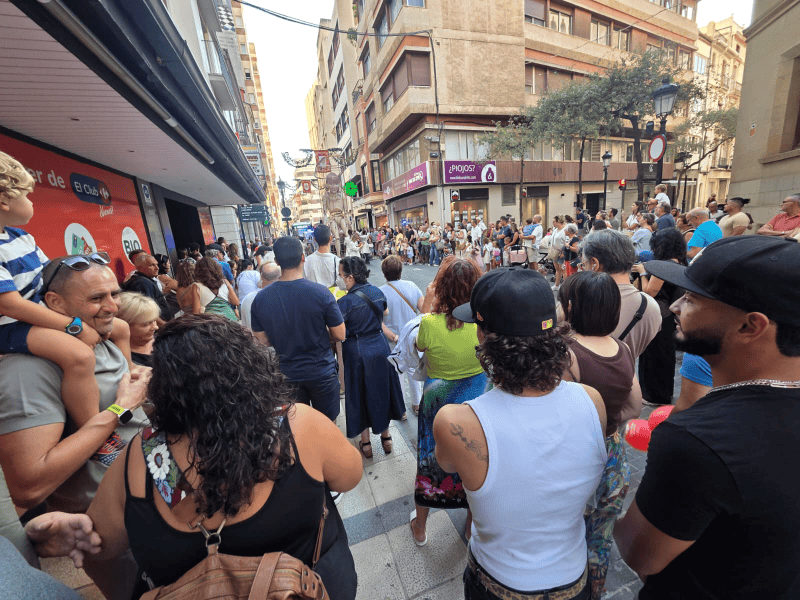 El POT arranca con una maratón de circo, danza y clowns por las calles de Castellón