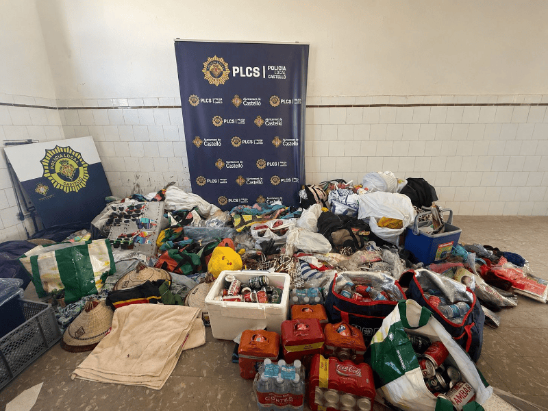 La Policía Local requisa más de 400 objetos durante el dispositivo especial contra la venta ambulante ilegal en las playas de Castellón