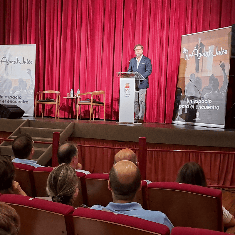Espinosa de los Monteros aborda en Nules los retos de España