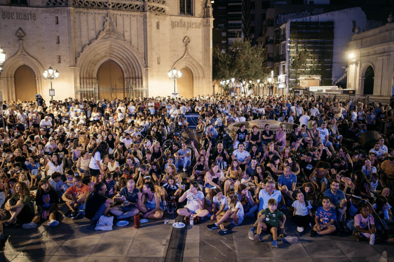 Una abarrotada Plaza Mayor grita “Voalá” en el arranque del festival MUT!