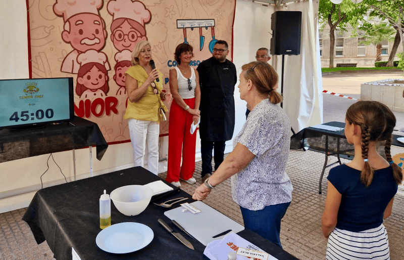 Veinte parejas de abuelos y nietos llenan de sabor la plaza Fadrell en el II Concurso Intergeneracional de Cocina Senior Chef