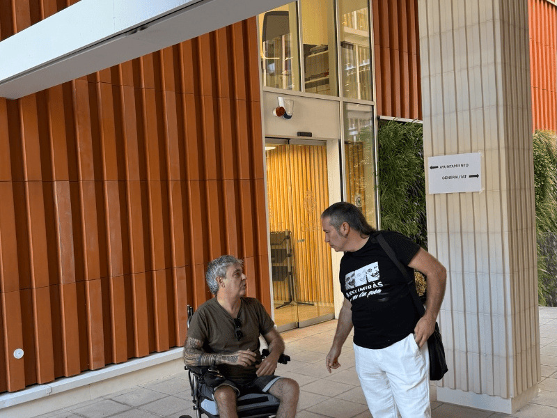 Compromís denuncia que el nuevo edificio de Borrull se ha abierto con barreras de accesibilidad