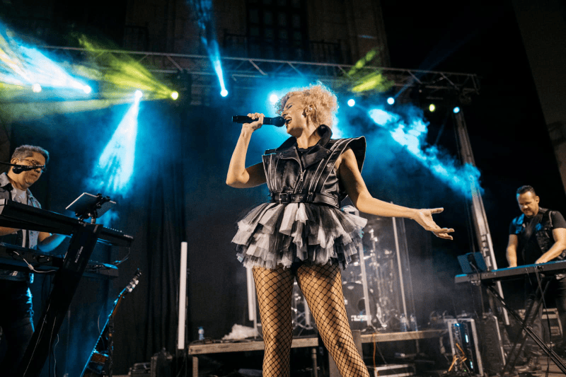 La Plaza Mayor vibra con el tributo a Mecano dentro de los actos del 775 aniversario de Castellón