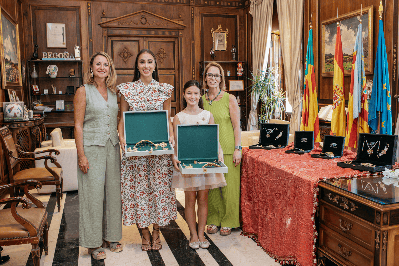 La alcaldesa entrega los aderezos oficiales a las reinas de las fiestas 2027 María Collados y Nayra Luque