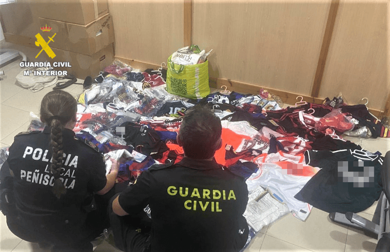 La Guardia Civil interviene 900 artículos falsificados en un operativo conjunto con la Policía Local de Peñíscola