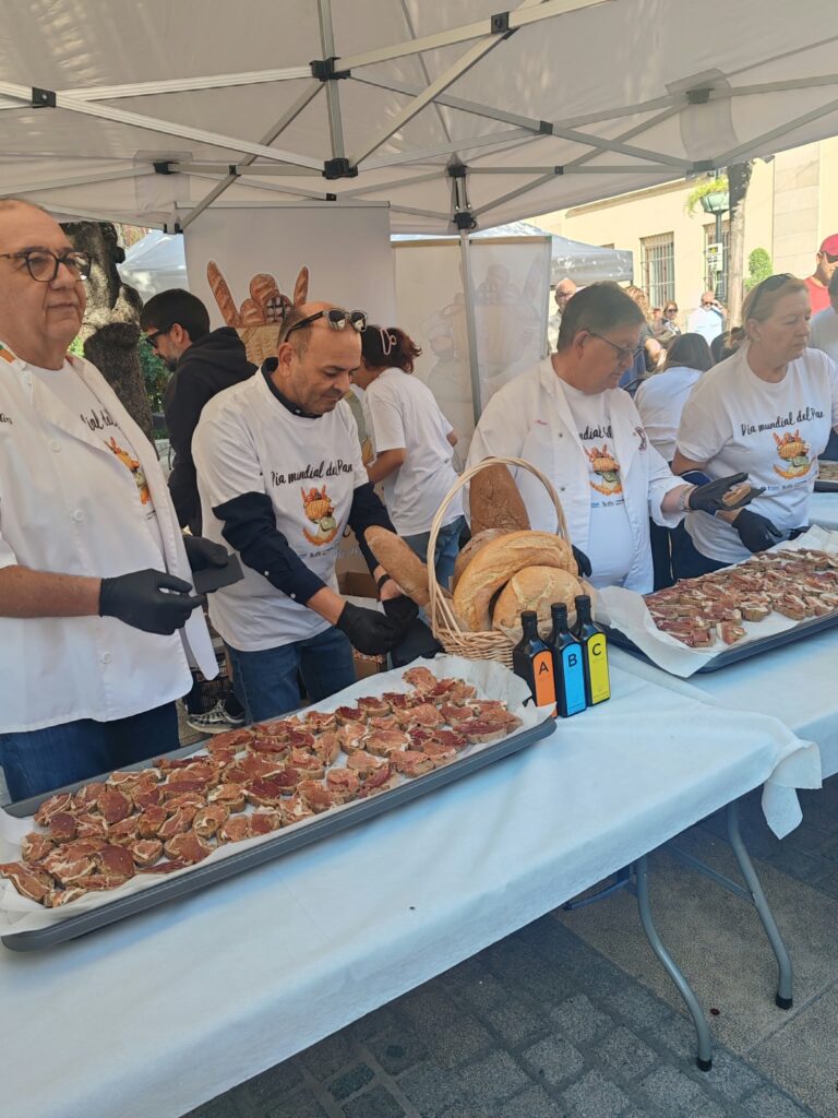 Castellón celebra el Día Mundial del Pan con el reparto de productos artesanos en la plaza de la Pescadería – foto 8