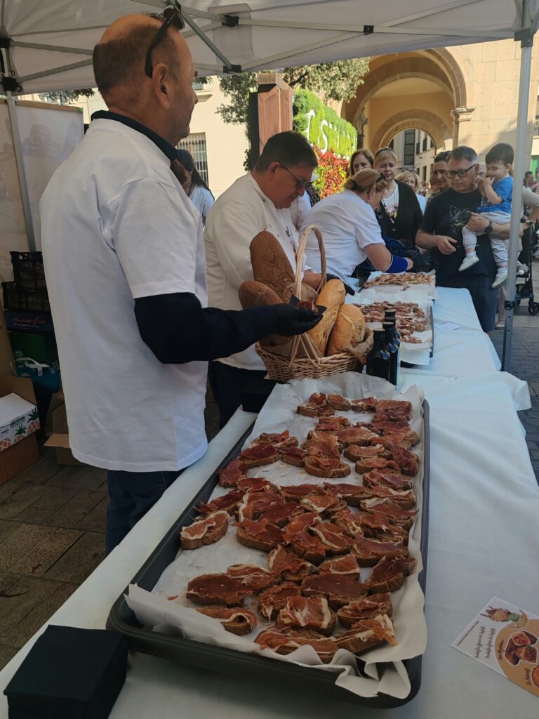 Castellón celebra el Día Mundial del Pan con el reparto de productos artesanos en la plaza de la Pescadería – foto 9