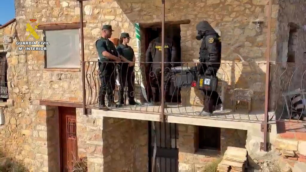 La Guardia Civil ha detenido a un hombre por un delito de amenazas y desmantela un laboratorio con productos químicos y marihuana en Lucena del Cid – foto 2