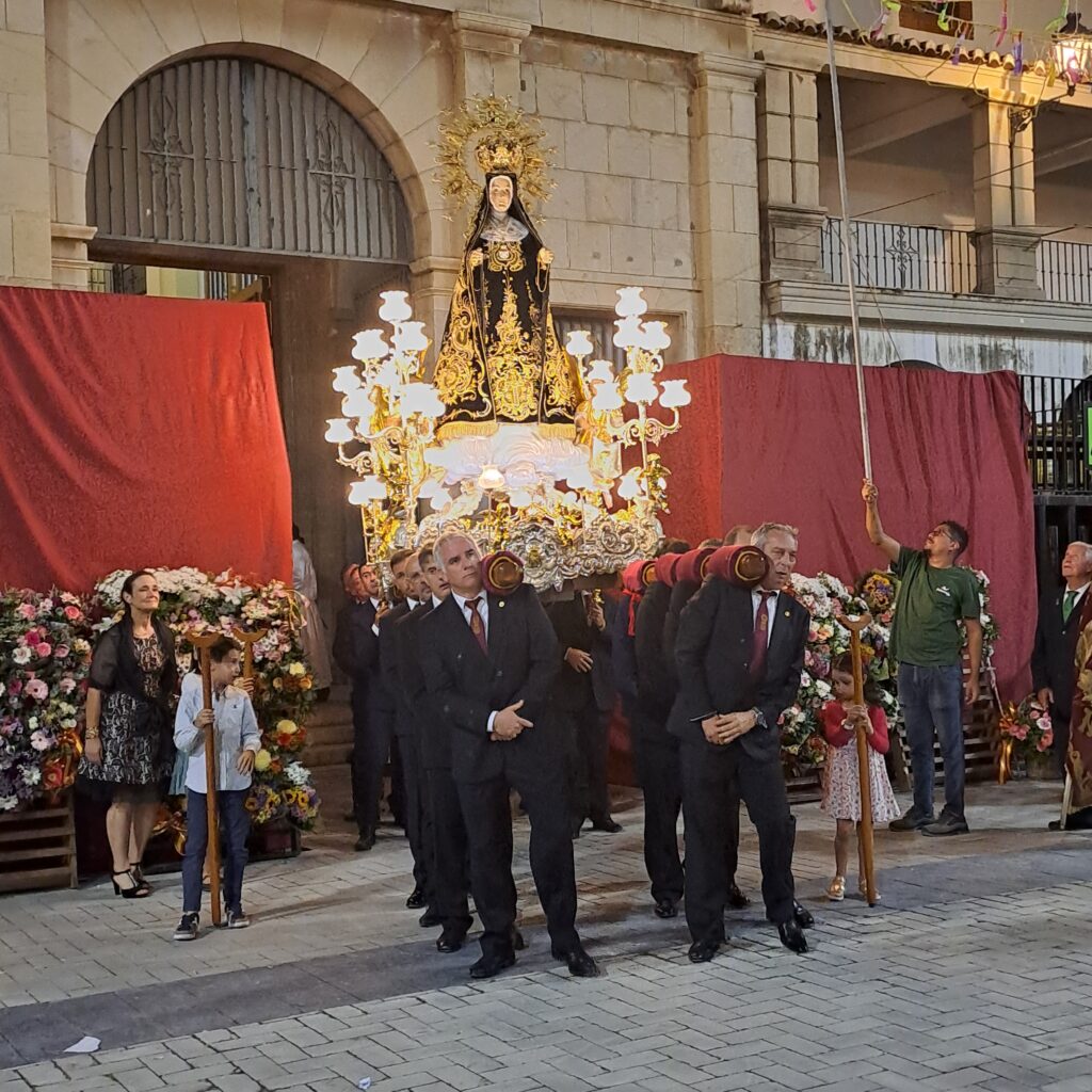 El pueblo de nules honra  a su Patrona, la Virgen de la Soledad, en el dia de la fiesta mayor – foto 5