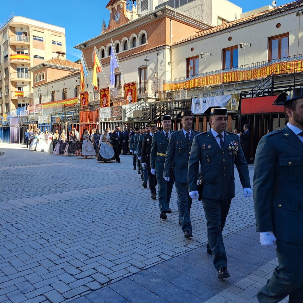 Nules conmemora el día de la fiesta nacional con la izada de la bandera de España – foto 1