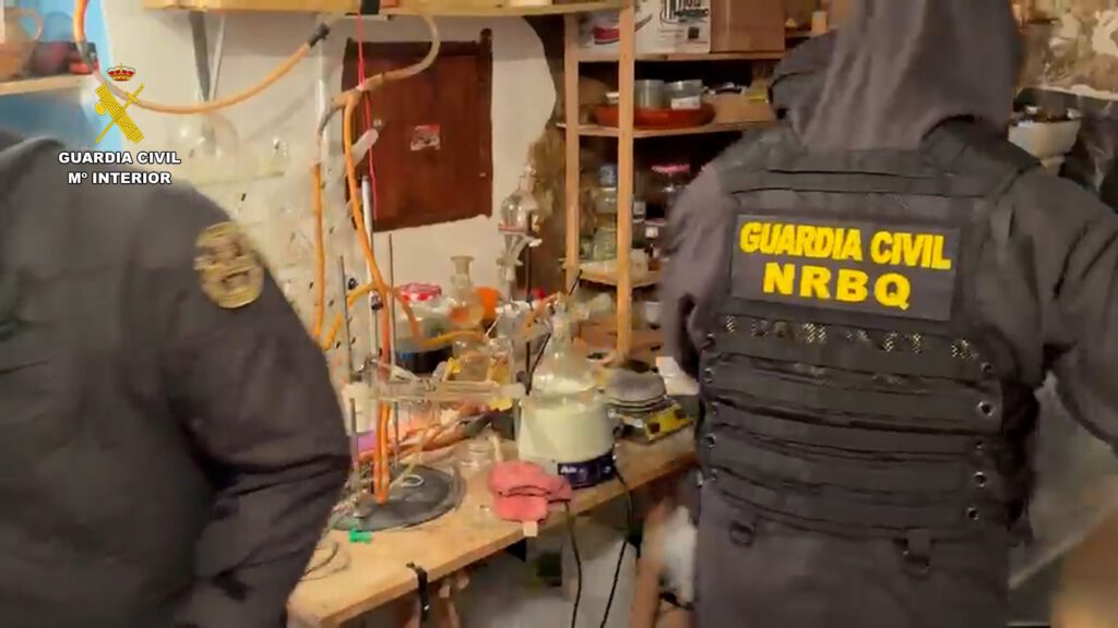 La Guardia Civil ha detenido a un hombre por un delito de amenazas y desmantela un laboratorio con productos químicos y marihuana en Lucena del Cid – foto 1