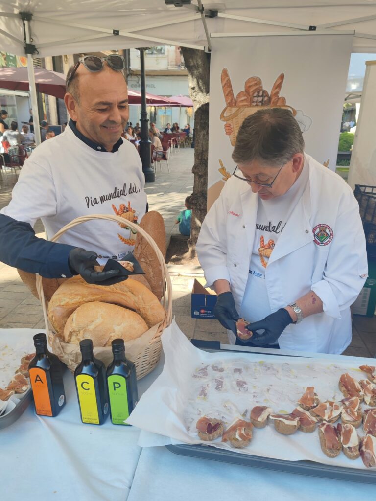 Castellón celebra el Día Mundial del Pan con el reparto de productos artesanos en la plaza de la Pescadería – foto 10