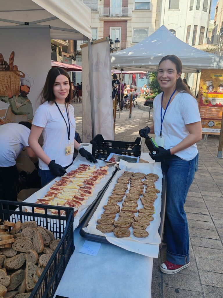 Castellón celebra el Día Mundial del Pan con el reparto de productos artesanos en la plaza de la Pescadería – foto 3