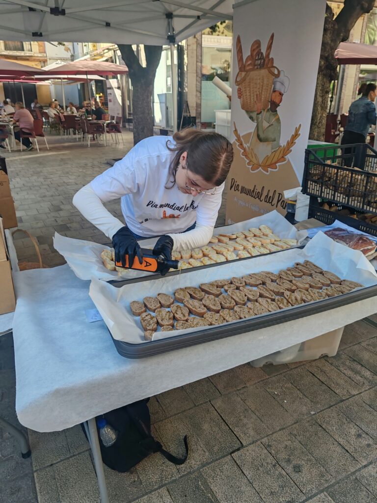 Castellón celebra el Día Mundial del Pan con el reparto de productos artesanos en la plaza de la Pescadería – foto 1