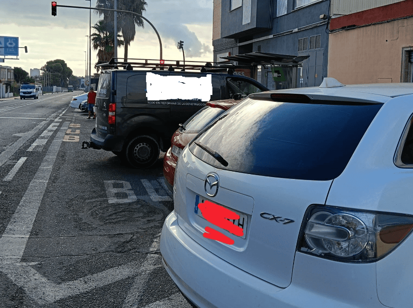 El PSPV  reclama una solución para una de las paradas de autobús de la avenida Alcora, ocupada de forma constante por vehículos